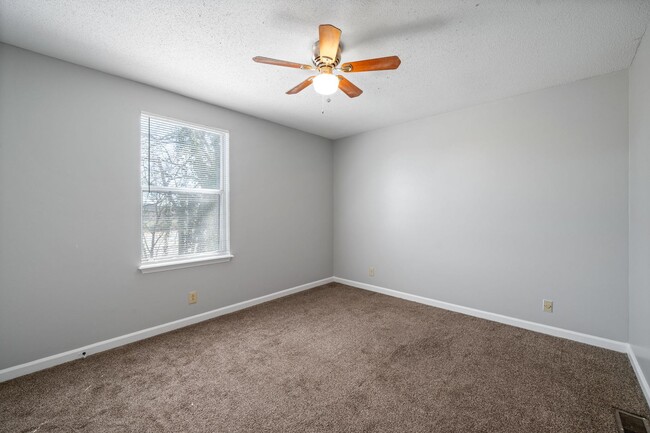 Building Photo - 923 Kingsbury Dr