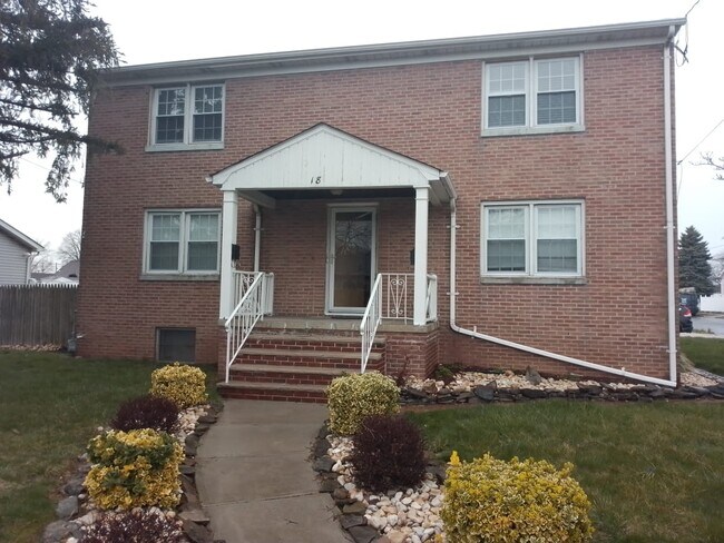 Primary Photo - 18 Tennyson St