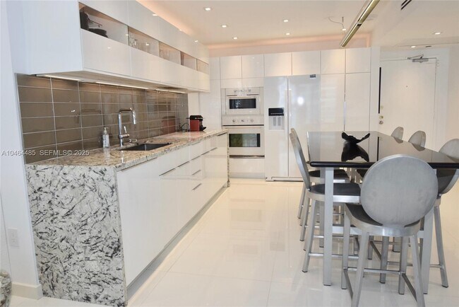 Building Photo - 2301 Collins Ave