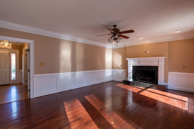 Building Photo - 4135 Knollcrest Cir N