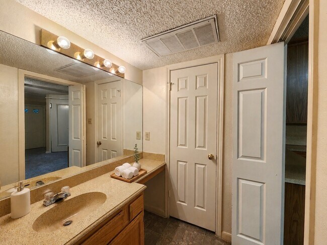 Building Photo - 1311 Antoine Dr