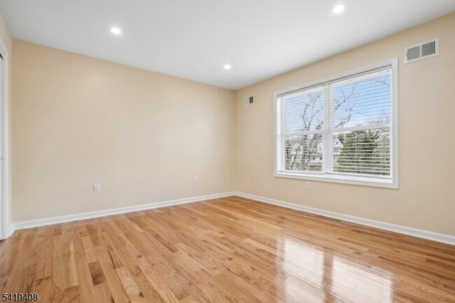 Building Photo - 215 Summit Ave