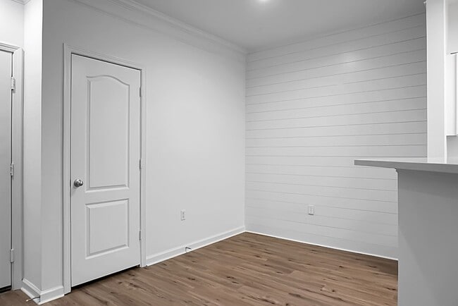 Building Photo - MOVE IN SPECIAL - 50% off First Month's Re...