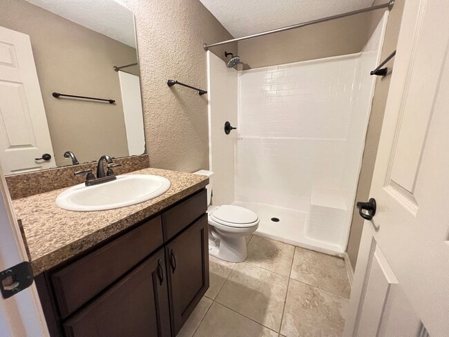 Building Photo - $300 OFF A MONTHS OF RENT! Beautiful 3 Bedroom, 2 Bathroom Home in Ocala!!