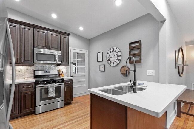 Building Photo - 3/2 House by TMH!! Available April!! fully furnished, 6 or 12 month lease available