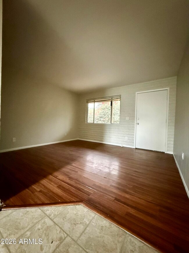 Building Photo - 825 E 5th St