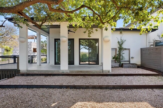 Building Photo - 1303 Azie Morton Rd