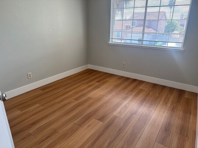 Building Photo - 2776 Woodmont Dr