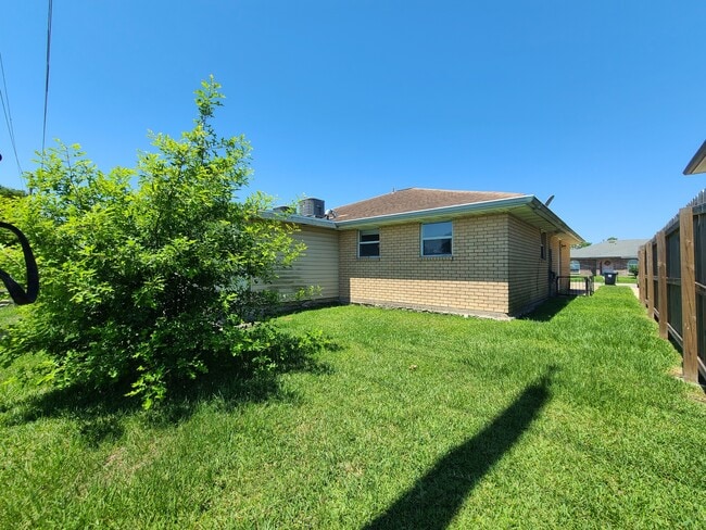 Building Photo - 3541 Kings Dr