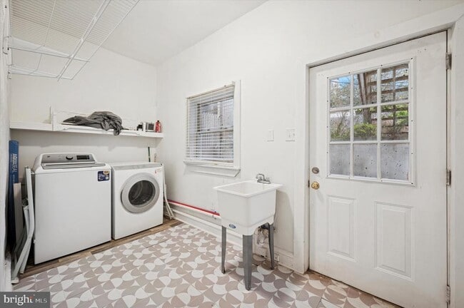 Building Photo - 4645 Umbria St