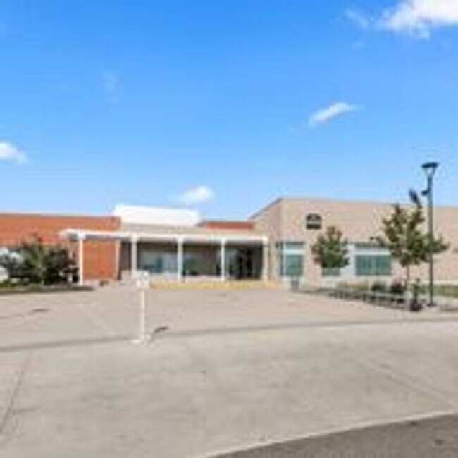 Building Photo - Central Park HOUSE for rent! 2 BLOCKS TO STANLEY MARKETPLACE