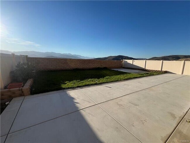 Building Photo - Spacious and beautifully appointed 5-bedroom, 3-bathroom home