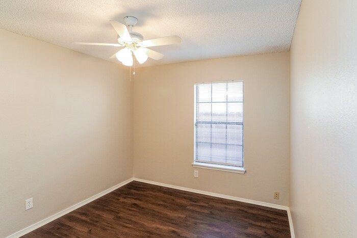 Building Photo - 410 Wellington Dr