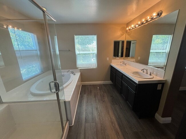 Building Photo - Stunning 3-Bedroom Home with Resort-Style ...