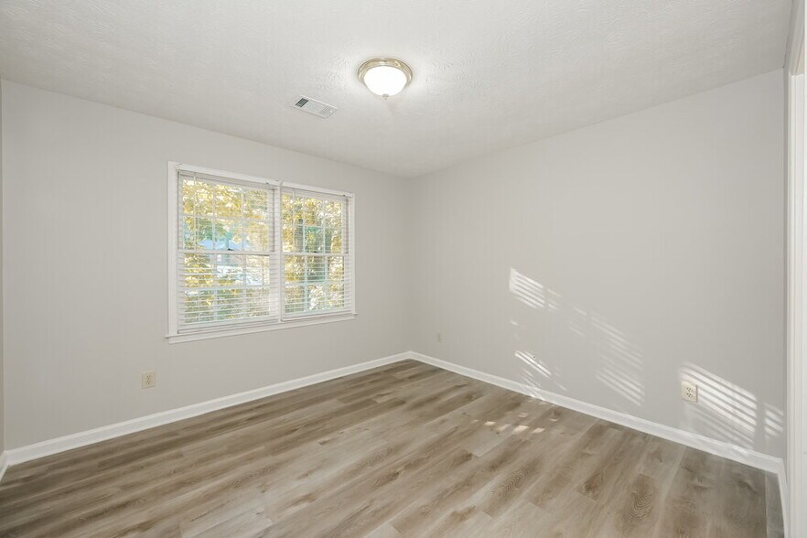 Building Photo - 175 Meadowbrook Dr