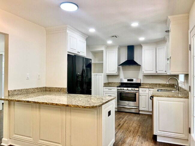 Building Photo - SPACIOUS 4 BEDROOM CLOSE TO MATTHEWS!