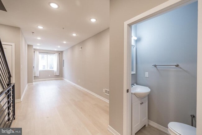 Building Photo - 2428 Jasper St