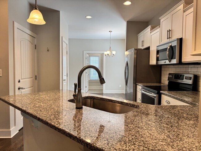 Building Photo - Beautiful End Unit Franklin Townhome