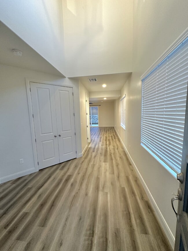 Building Photo - “St. George, Aspen Estates: 5 spacious beds, 2.5 baths, and a stunning 2,852 sq ft of beautifully...