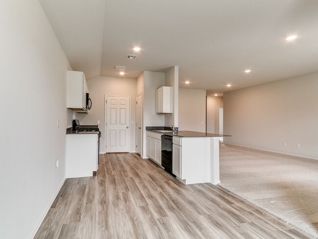 Building Photo - New Mustang Home!