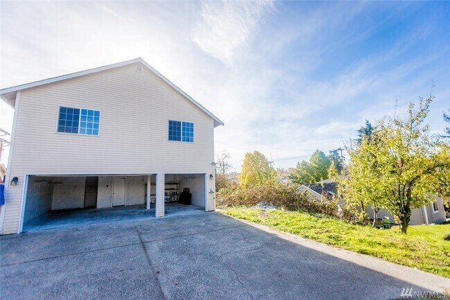 Building Photo - 4216 S Eddy St