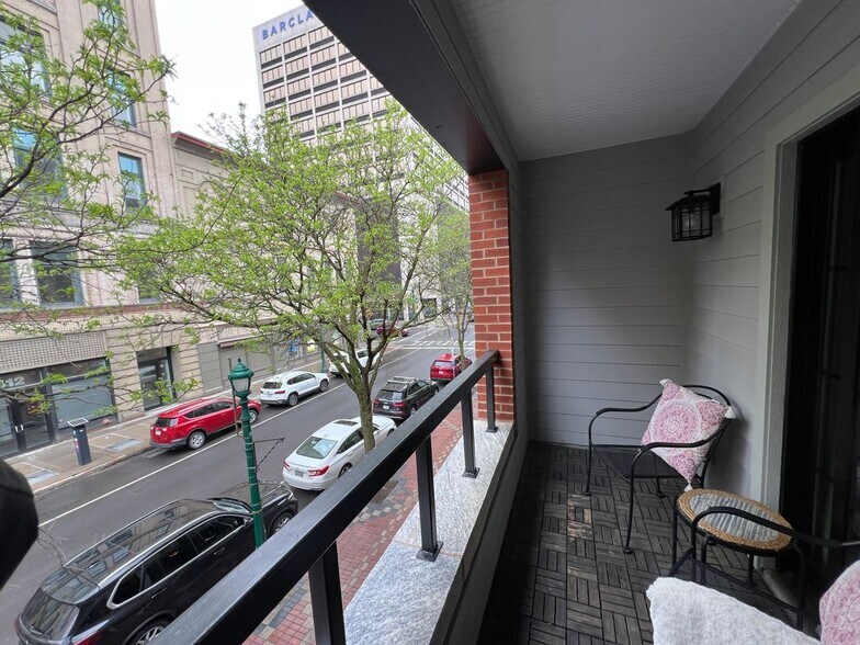 Building Photo - 413 S Warren St