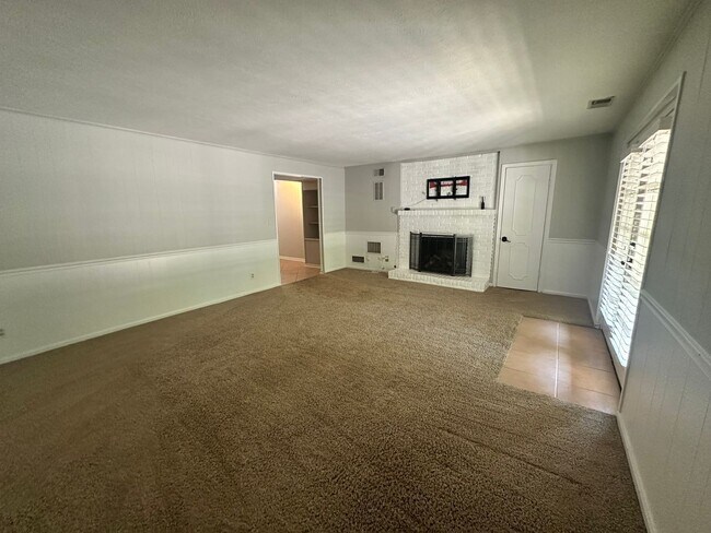 Building Photo - Charming Walk-Out Ranch in Sought-After Ba...