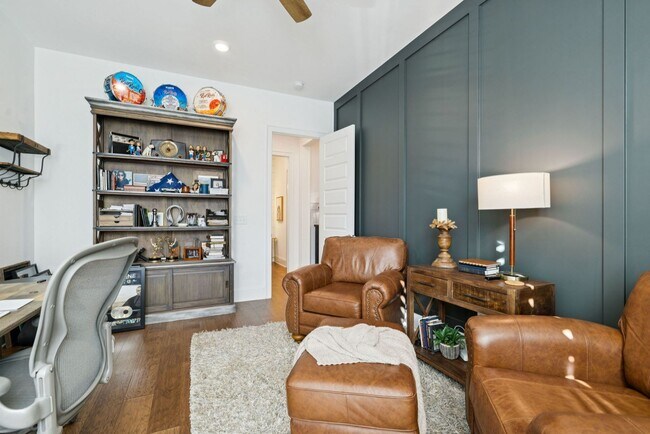 Building Photo - Luxurious living space *Fully furnished an...