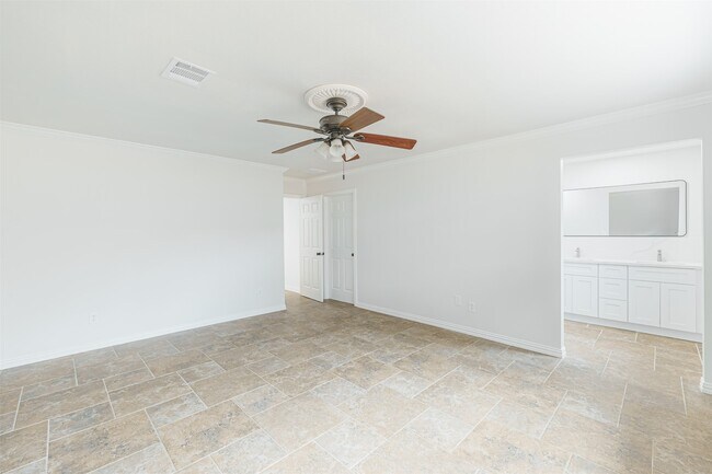 Building Photo - 10055 Larston St