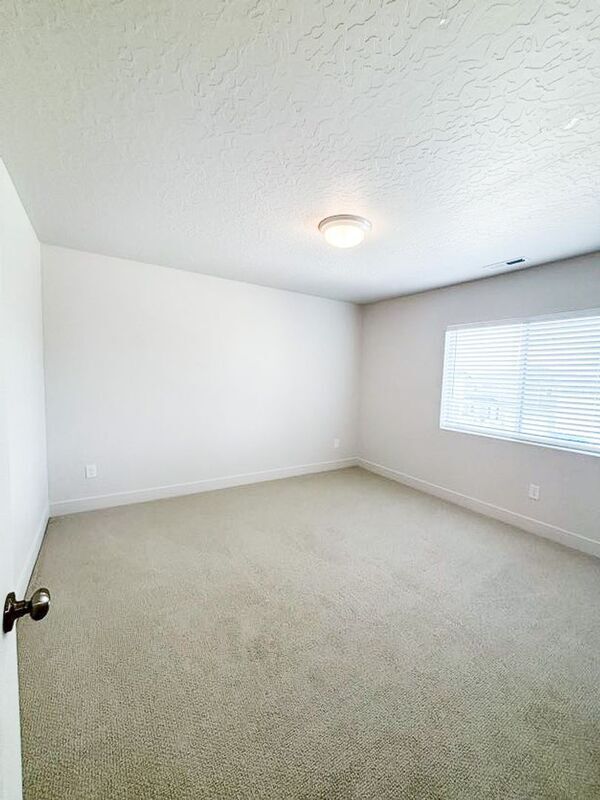 Building Photo - 414 W Snowberry Dr