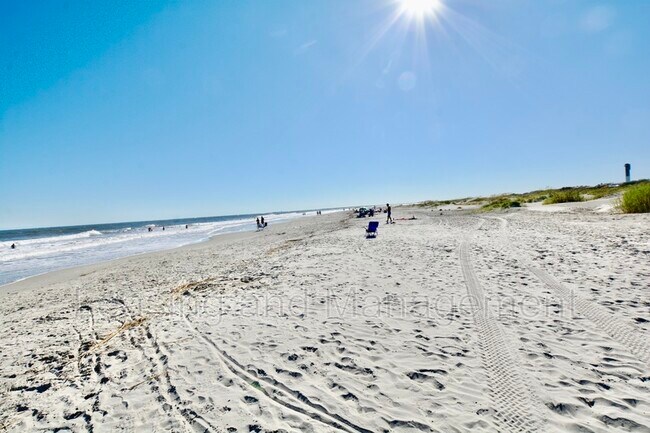 Building Photo - 2057 Middle St