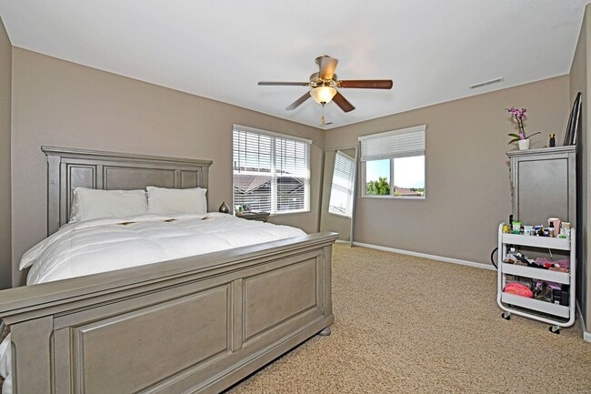 Building Photo - 2-Story Townhome - Excellent Condition- Mo...