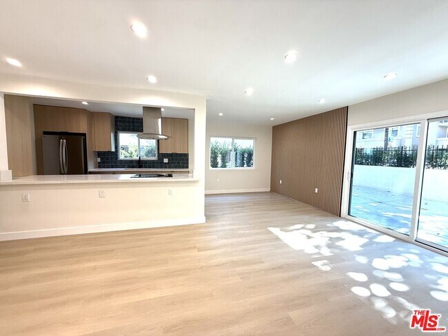 Building Photo - 322 S Swall Dr