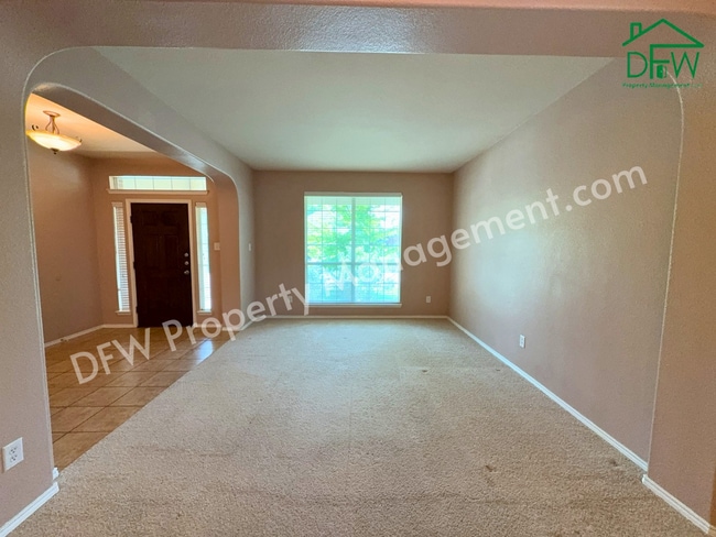 Building Photo - Elegant and Spacious 5-Bedroom Home for Lease in Fort Worth