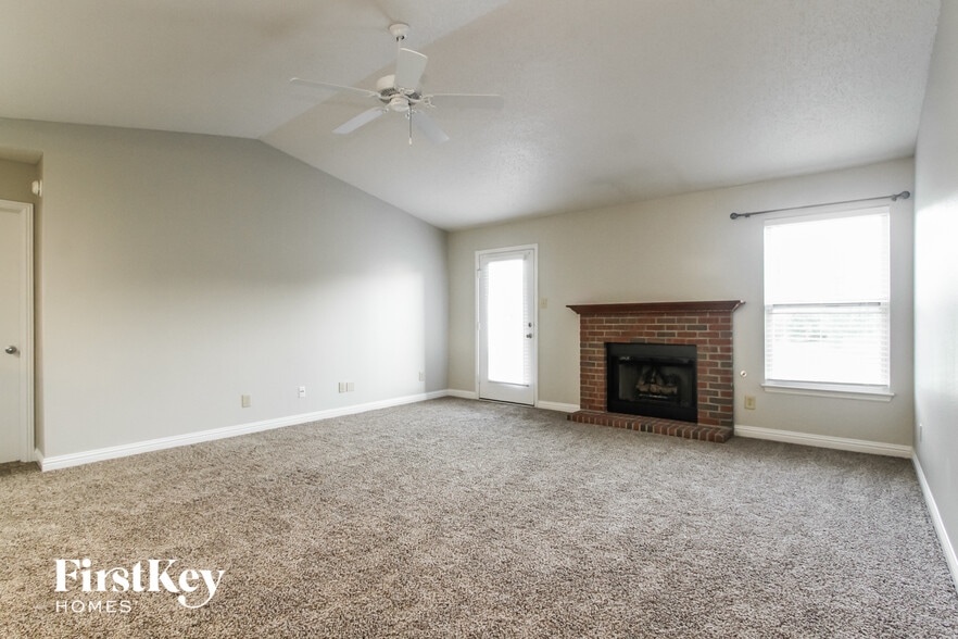 Building Photo - 529 Streamside Dr