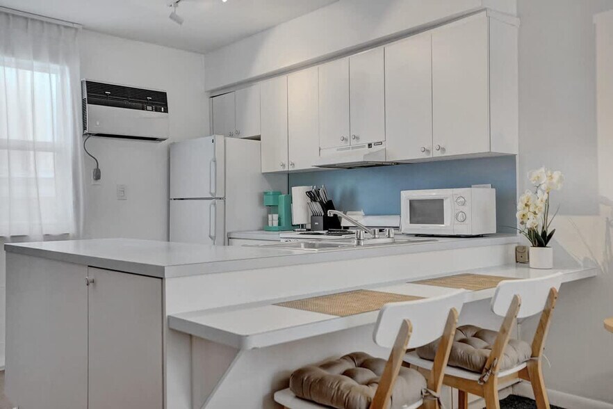 Building Photo - 810 S Surf Rd