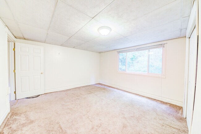 Building Photo - Available August 2024 - 3 Bedroom Home w/ ...