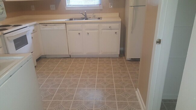 Building Photo - 655 Watson (Duplex)