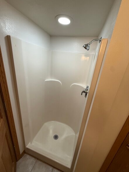 Lower bath shower - 1350 Sunnydale Cir