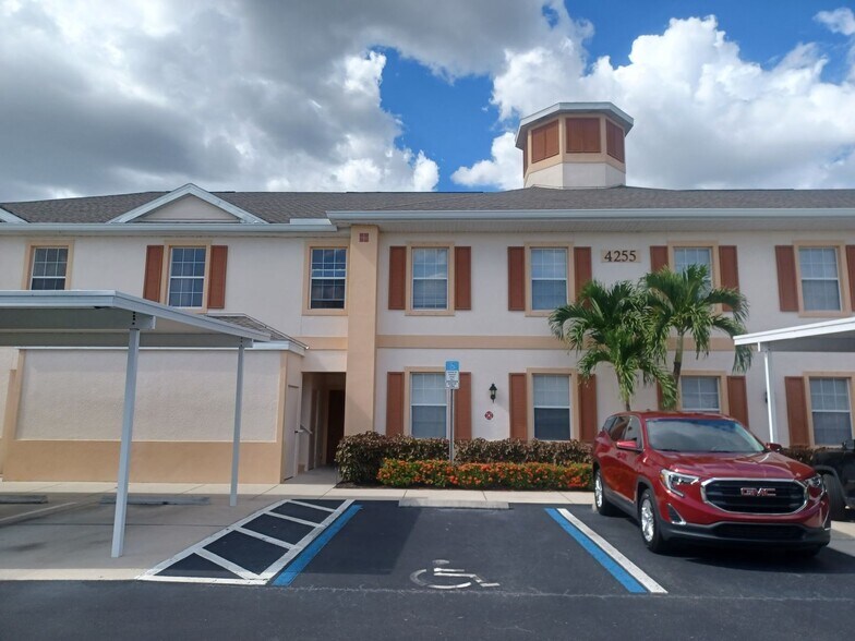 Building Photo - 3/2 Condo in gated community off Colonial Blvd