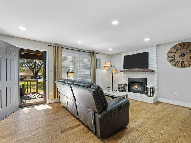 Building Photo - 2-Bedroom Furnished Home with Large Lot in...