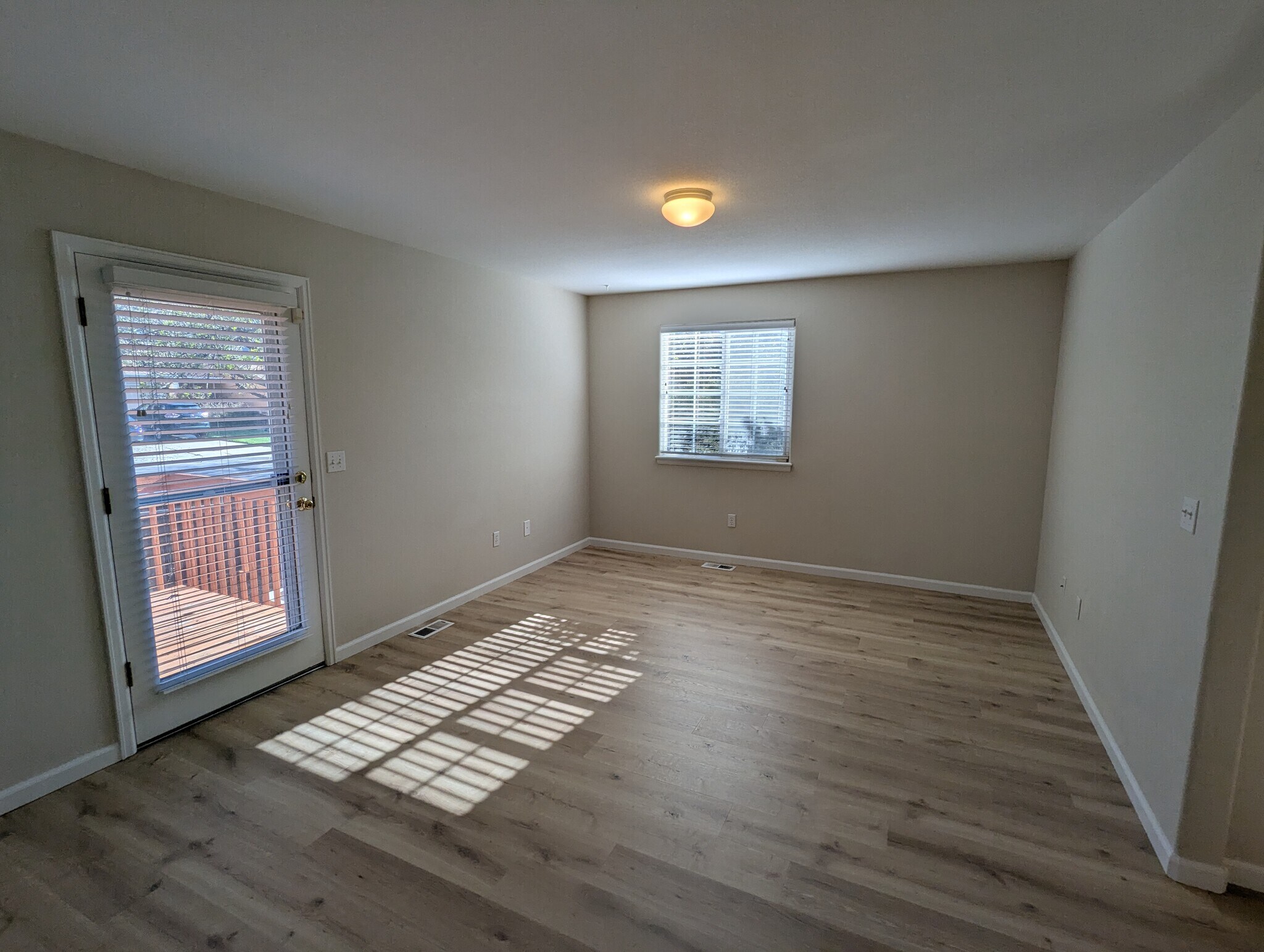 Master bedroom (first floor) - 711 Gateway Cir