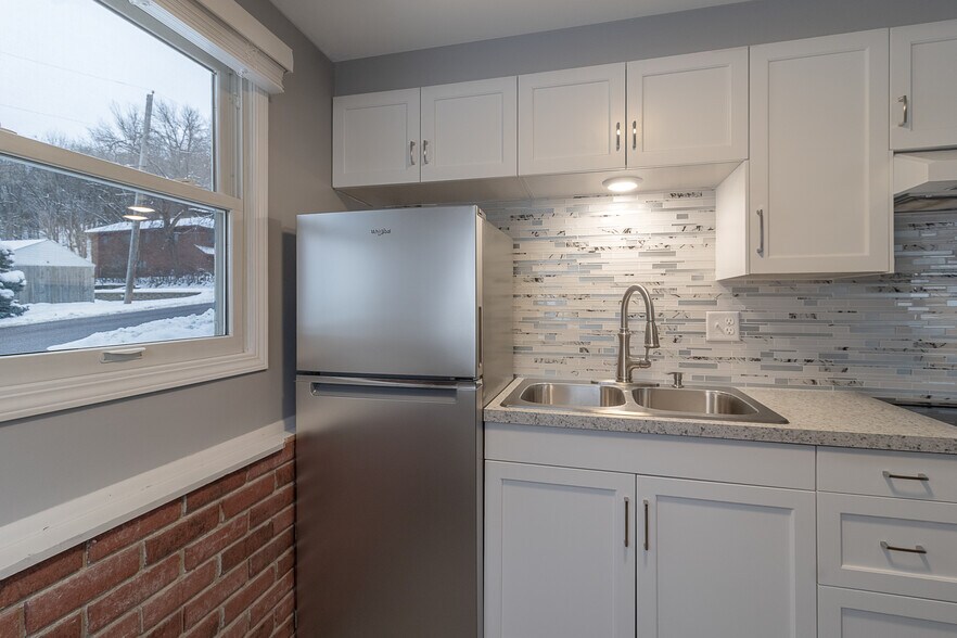 Building Photo - 404 James Ave