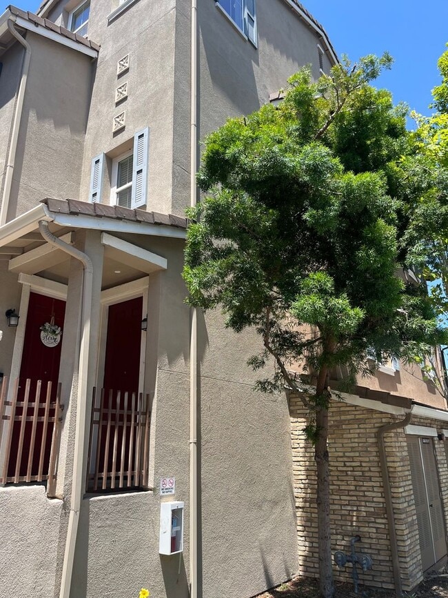 Building Photo - Bright Corner 3BD/3BA Townhome Near BART & Great Mall!