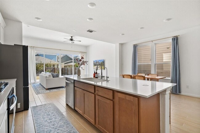 Building Photo - 304 Regatta Trl