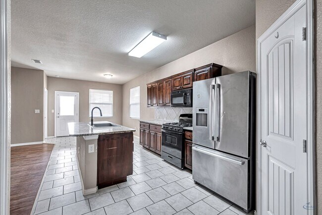 Building Photo - 5 Brooks Ranch Rd