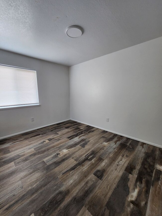 Building Photo - Beautifully Done Home Waiting For You...