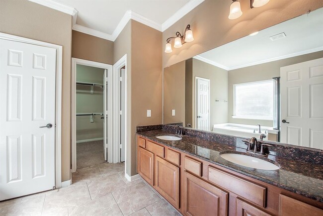 Building Photo - 158 Rocky Point Dr
