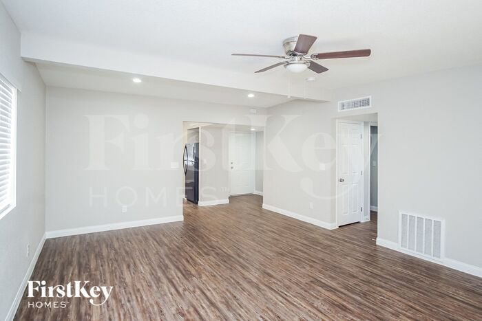 Building Photo - 5060 E Newton Dr