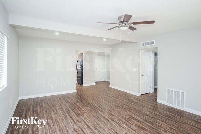 Building Photo - 5060 E Newton Dr